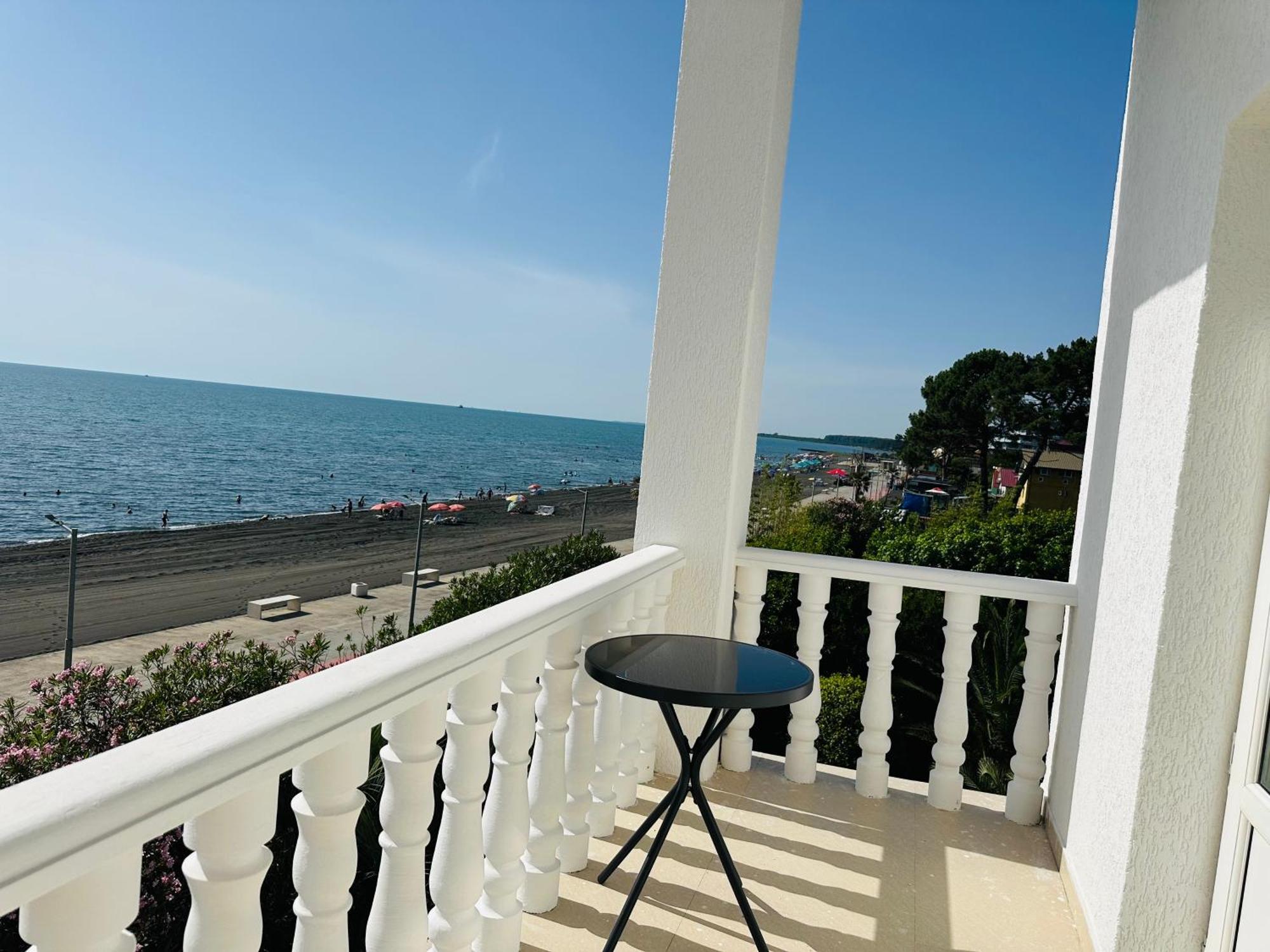 Claude Monet Beach Hotel Уреки Экстерьер фото