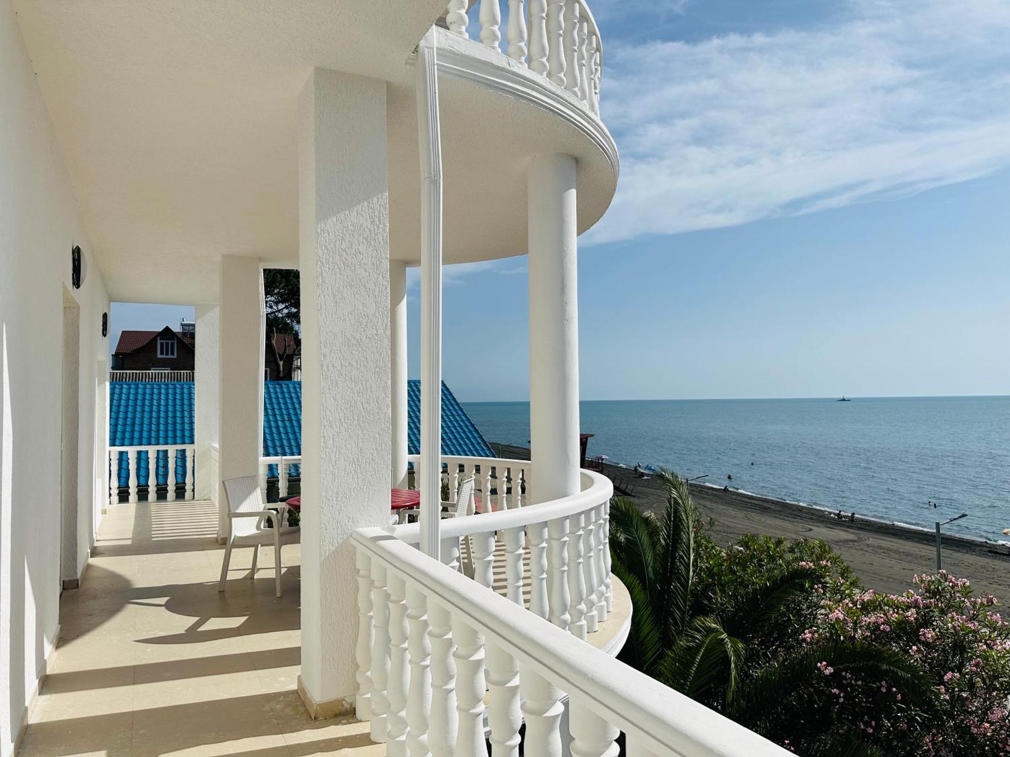 Claude Monet Beach Hotel Уреки Экстерьер фото