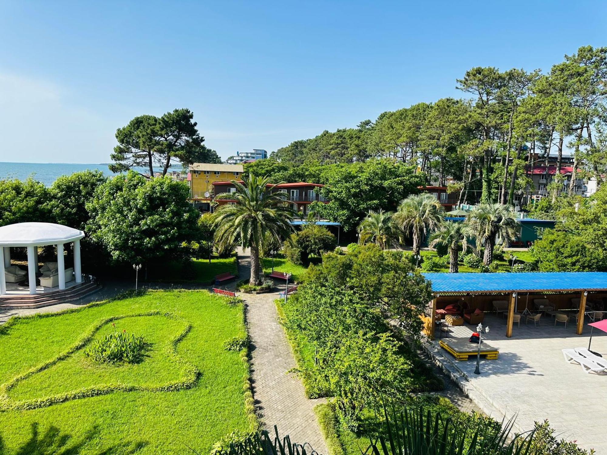 Claude Monet Beach Hotel Уреки Экстерьер фото