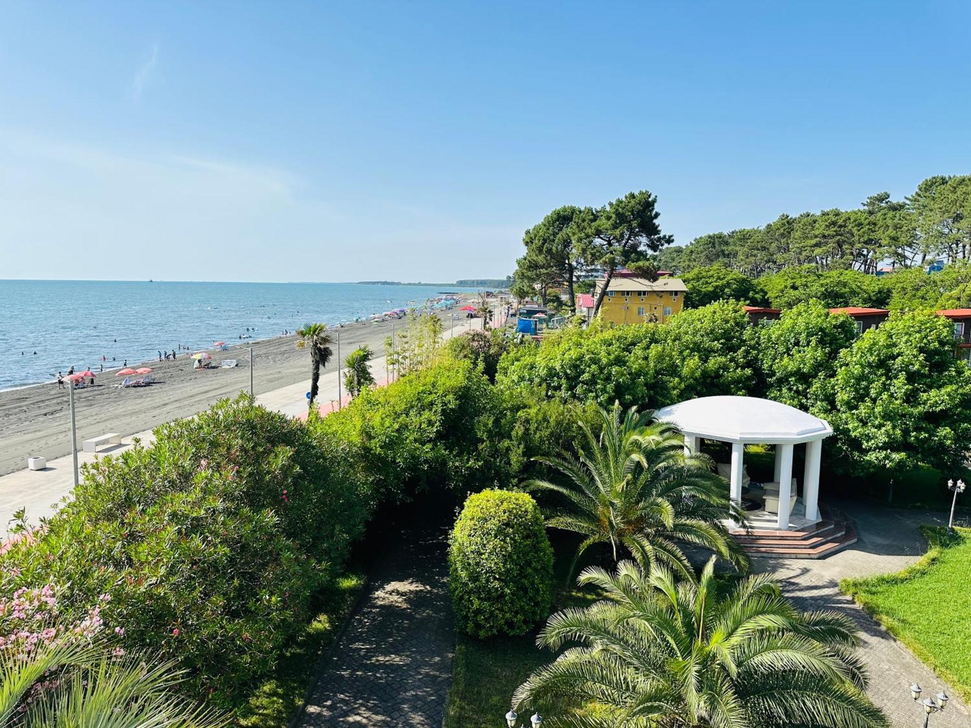 Claude Monet Beach Hotel Уреки Экстерьер фото