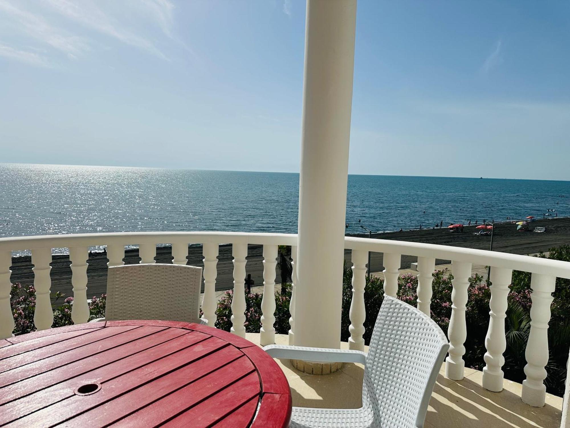 Claude Monet Beach Hotel Уреки Экстерьер фото