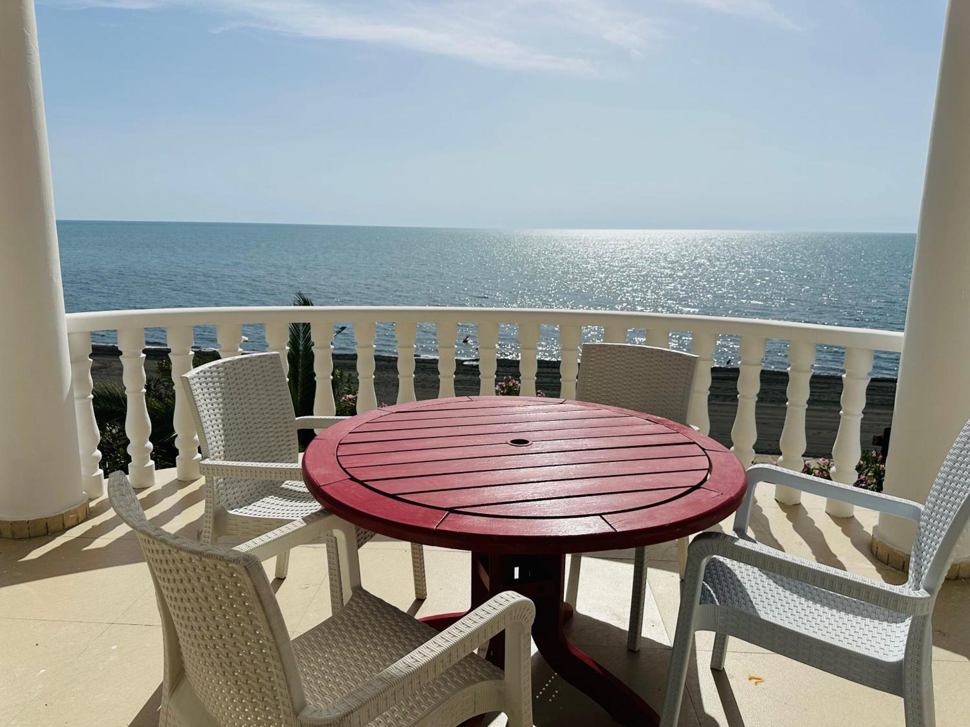 Claude Monet Beach Hotel Уреки Экстерьер фото