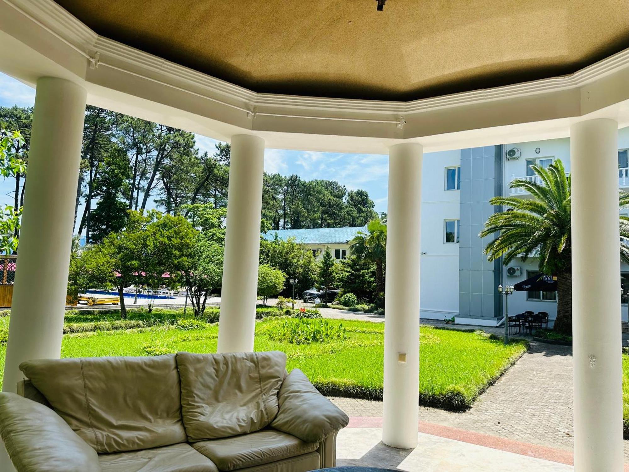 Claude Monet Beach Hotel Уреки Экстерьер фото