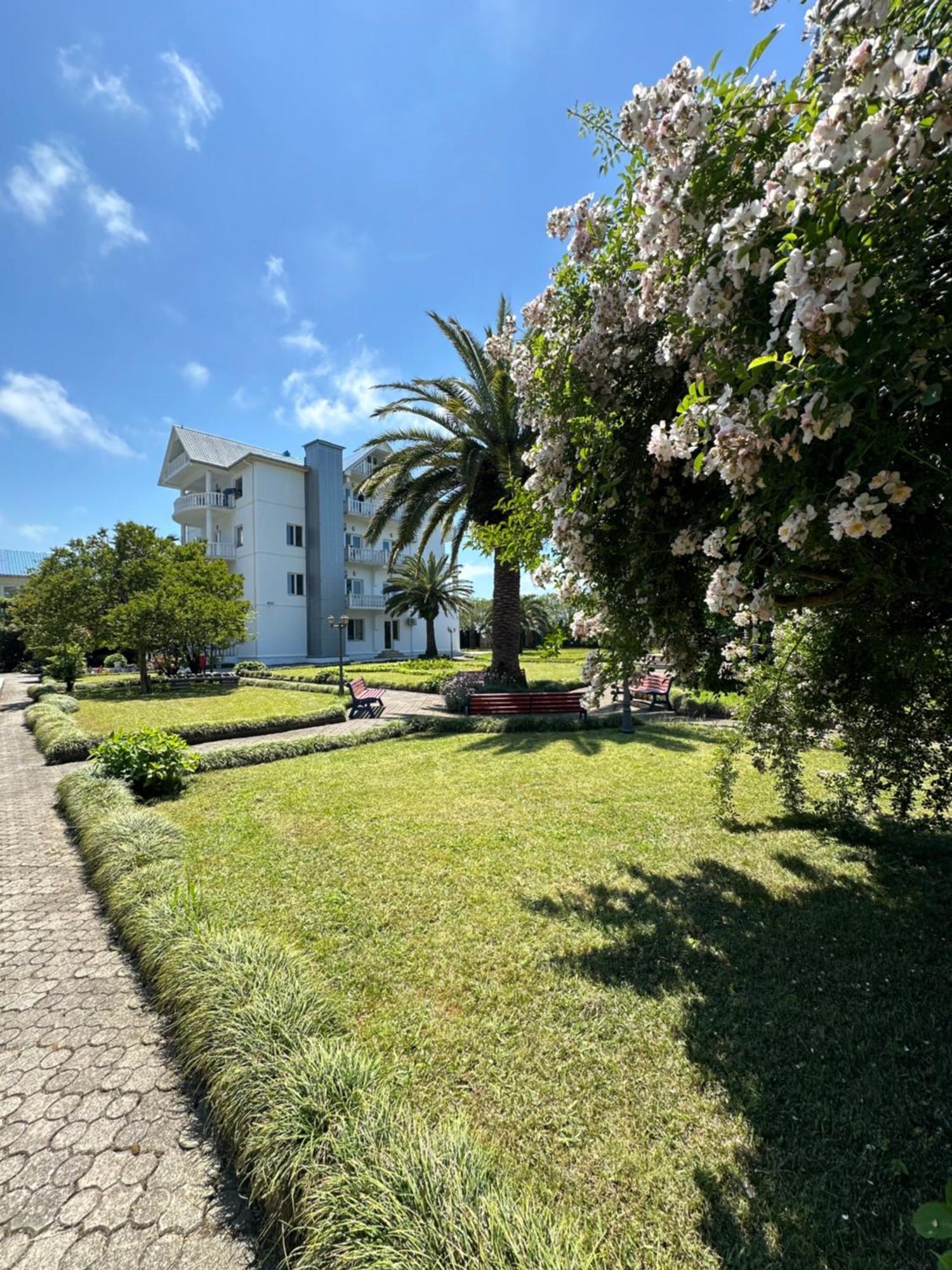 Claude Monet Beach Hotel Уреки Экстерьер фото